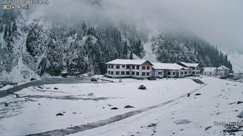 Snowfall, landslides close Srinagar-Jammu, Srinagar-Leh and Mughal Road in J&K Snowfall, landslides close Srinagar-Jammu, Srinagar-Leh and Mughal Road in J&K