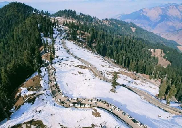 Snowfall, landslides close Srinagar-Jammu, Srinagar-Leh and Mughal Road in J&K Snowfall, landslides close Srinagar-Jammu, Srinagar-Leh and Mughal Road in J&K