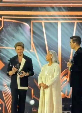 Shah Rukh Khan remembers Dilip Kumar's wish to have a son like him at Filmfare 2025 Shah Rukh Khan remembers Dilip Kumar's wish to have a son like him at Filmfare 2025