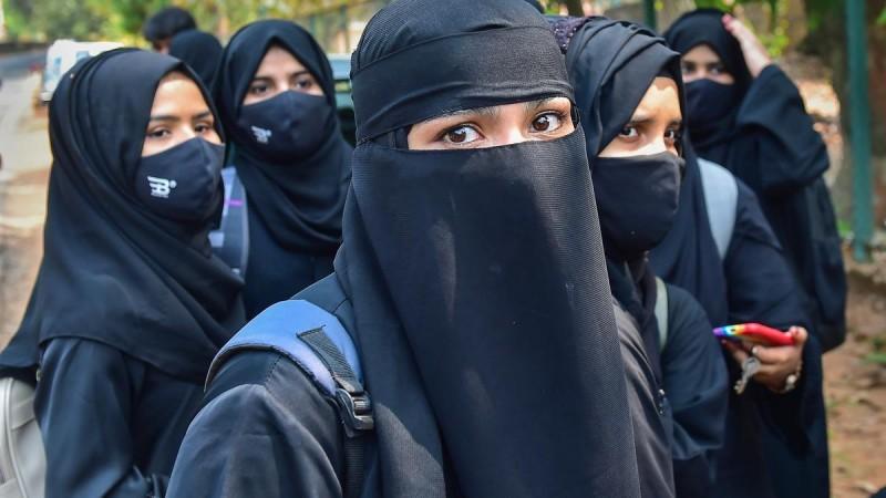 Hijab row: Kochi school reopens amid police presence, Kerala govt flags rights violation Hijab row: Kochi school reopens amid police presence, Kerala govt flags rights violation