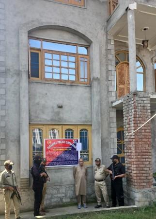Police in J&K's Srinagar raid multiple locations linked to suspected terror associates Police in J&K's Srinagar raid multiple locations linked to suspected terror associates