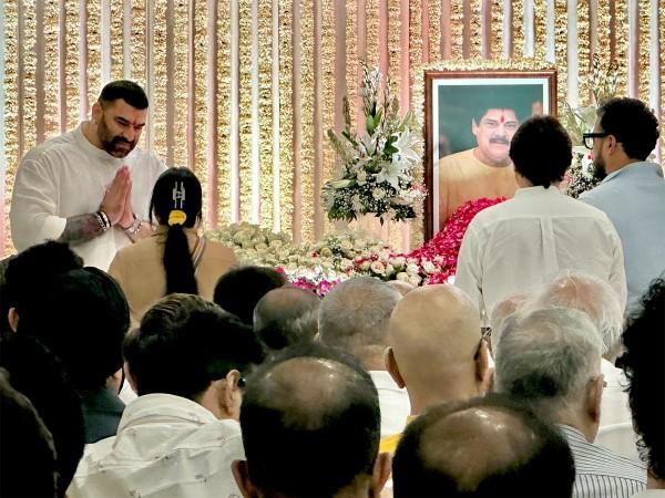 Pankaj Dheer prayer meet: Shilpa Shetty slammed for smiling and greeting media; Jackie Shroff schools paps for zooming in on celebs' faces Pankaj Dheer prayer meet: Shilpa Shetty slammed for smiling and greeting media; Jackie Shroff schools paps for zooming in on celebs' faces