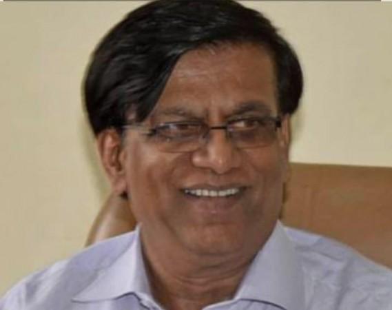 K'taka CM's economic advisor raises voice against sand mafia, urges action K'taka CM's economic advisor raises voice against sand mafia, urges action