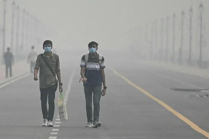 Delhi wakes up to toxic air as AQI breaches 400 mark; thick smog envelops NCR Delhi wakes up to toxic air as AQI breaches 400 mark; thick smog envelops NCR