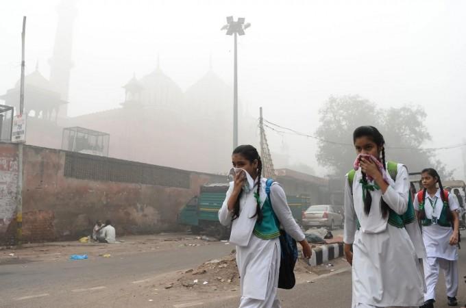 Delhi wakes up to toxic air as AQI breaches 400 mark; thick smog envelops NCR Delhi wakes up to toxic air as AQI breaches 400 mark; thick smog envelops NCR