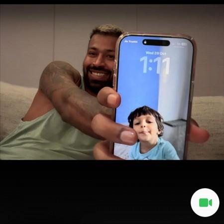 Hardik Pandya kisses GF Mahieka Sharma while washing his car; sets loved-up photo with lady love as wallpaper; fans say 'cringe couple' Hardik Pandya kisses GF Mahieka Sharma while washing his car; sets loved-up photo with lady love as wallpaper; fans say 'cringe couple'