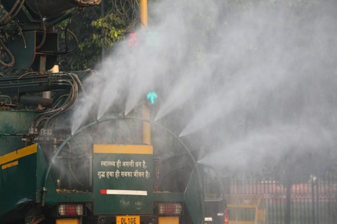 Smog chokes Delhi-NCR as AQI breaches 400 mark in several places