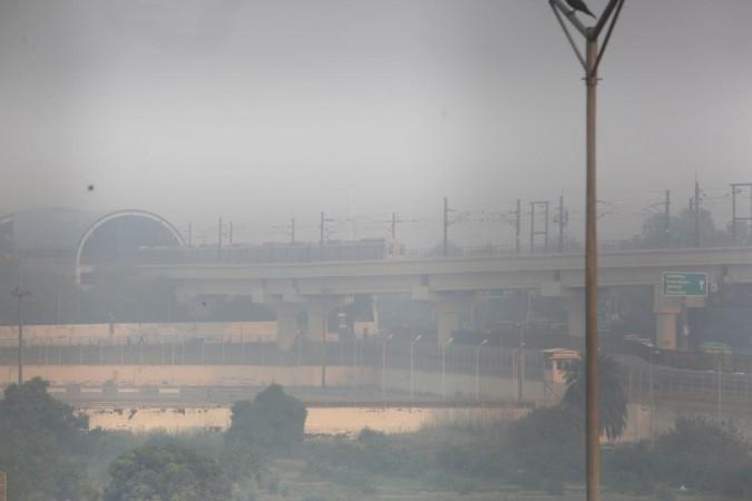 Smog chokes Delhi-NCR as AQI breaches 400 mark in several places