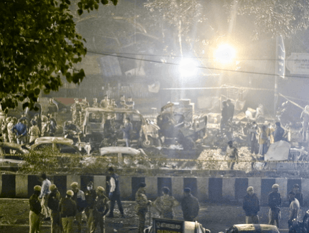 Investigators suspect Red Fort blast was suicide strike using ammonium nitrate Investigators suspect Red Fort blast was suicide strike using ammonium nitrate