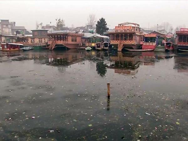 Mercury continues free fall in Kashmir; Srinagar coldest at minus 2.1 degrees