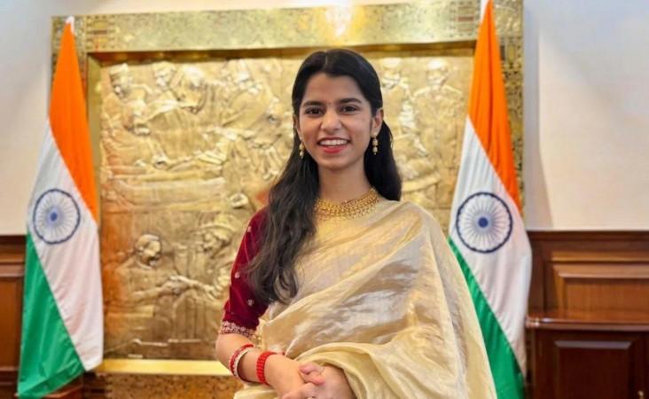 Folk singer Maithili Thakur leads in Alinagar with over 4,100 votes