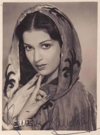 Kamini Kaushal cremation: Pet dogs bid emotional farewell; son in tears during last rites in Mumbai [Unseen photos]