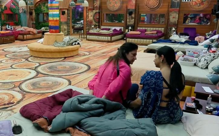 Weekend Ka Vaar: Rohit Shetty slams Kunickaa for questioning Malti's sexual preference; Farhanna adds, 'Her behaviour is weird' Weekend Ka Vaar: Rohit Shetty slams Kunickaa for questioning Malti's sexual preference; Farhanna adds, 'Her behaviour is weird'