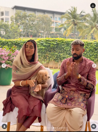 Hardik Pandya kisses GF Mahieka Sharma, performs havan at home, lifts her on his shoulders; fans ask, 'Have they got married?' Hardik Pandya kisses GF Mahieka Sharma, performs havan at home, lifts her on his shoulders; fans ask, 'Have they got married?'
