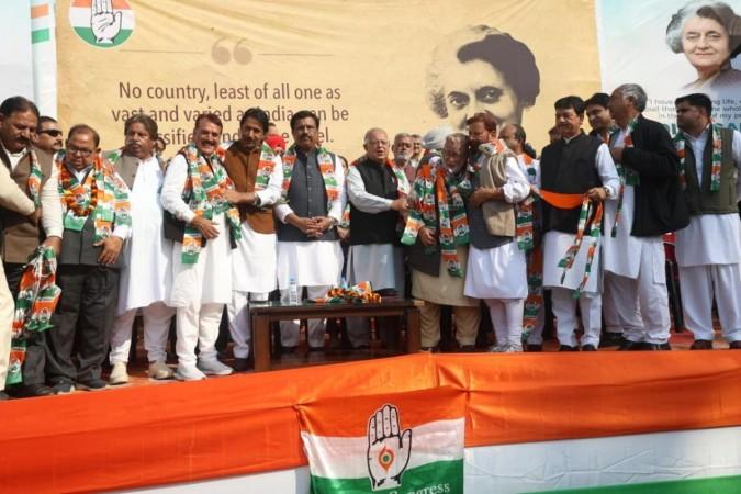 Congress leaders welcoming DPAP leaders who rejoined the party. DPAP leaders