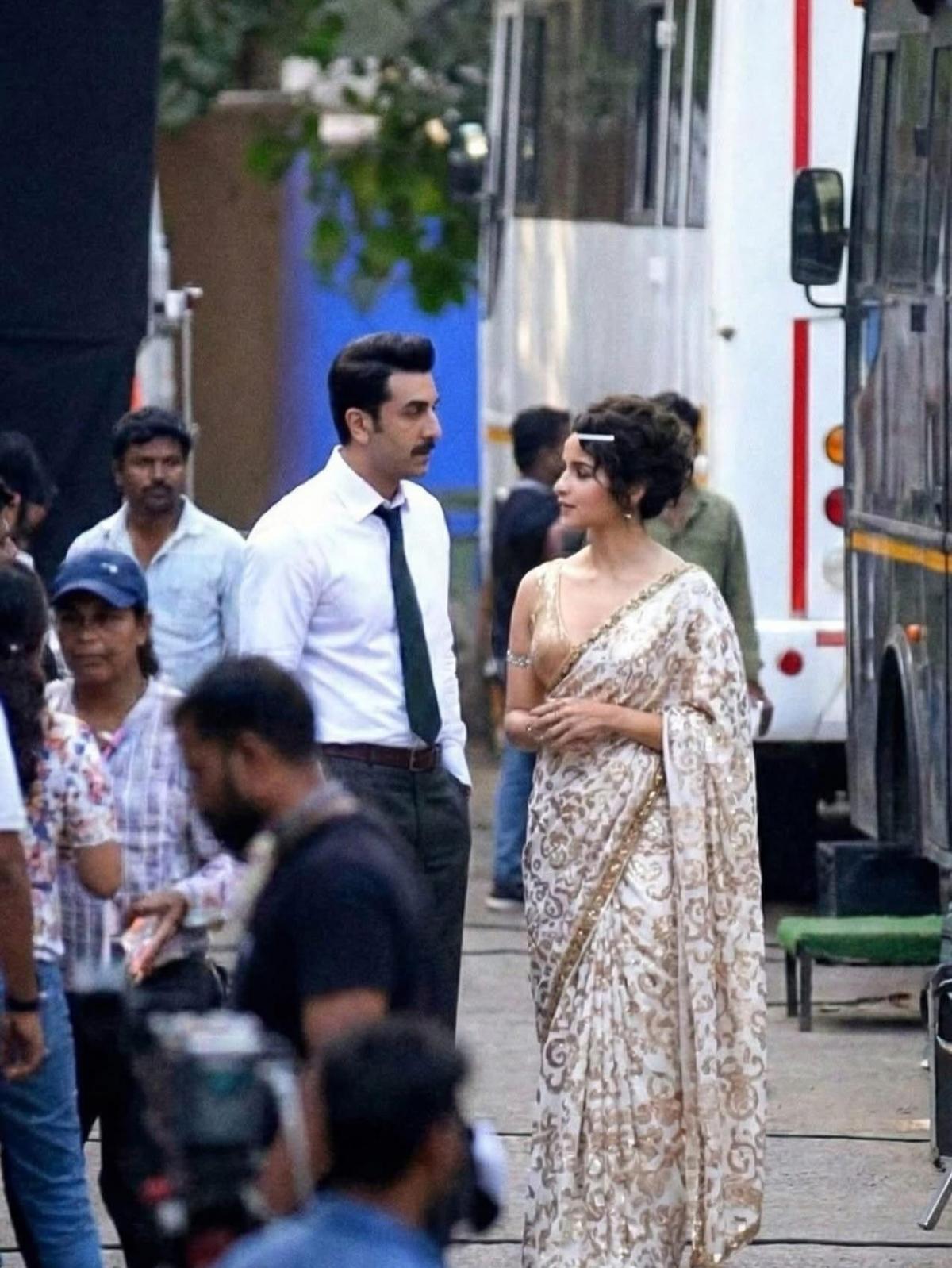 Love and War: Ranbir Kapoor & Vicky Kaushal pose in air force uniforms beside fighter jet; fans make colourist remarks on Vicky's skin tone