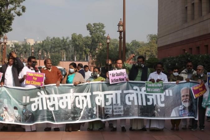 'Children dying, elderly suffering': Sonia, Priyanka target Centre over air pollution