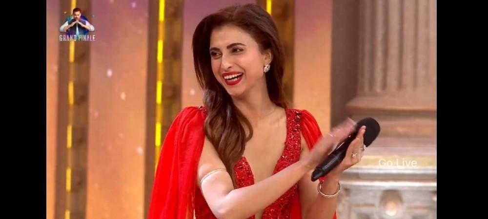 Gaurav Khanna wins Bigg Boss 19; poses with wife; Farrahana Bhatt hugs and claps for him; fans call his win 'fixed'