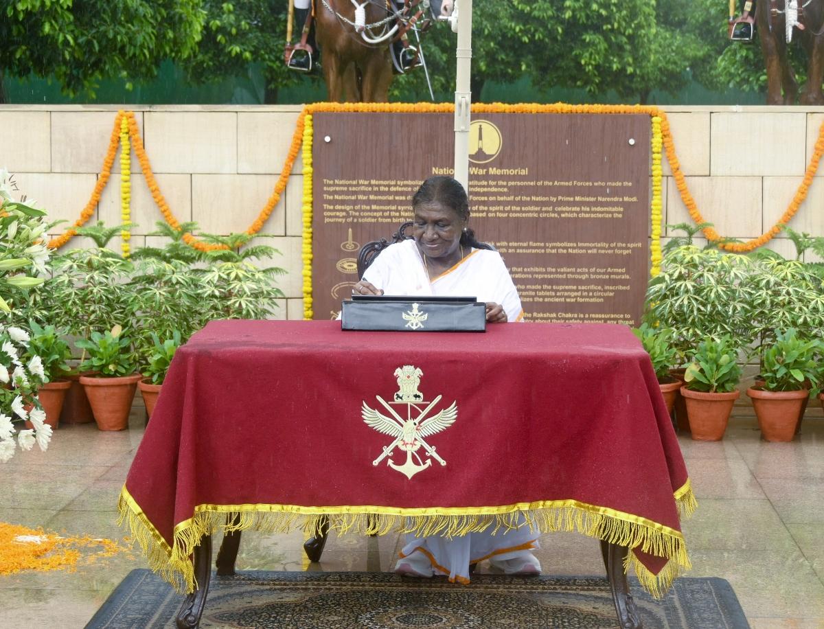 'My humble respects to brave sons of Mother India': Prez Murmu on Vijay Diwas