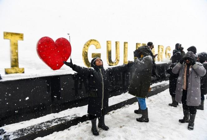 Season's first snowfall enlivens Kashmir; Gulmarg awaits Christmas, New Year eve revellers