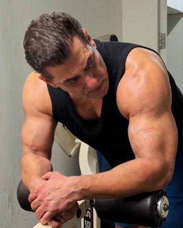 Salman Khan's birthday countdown: Bhaijaan drops thirst-trap gym photos flaunting biceps and thigh muscles