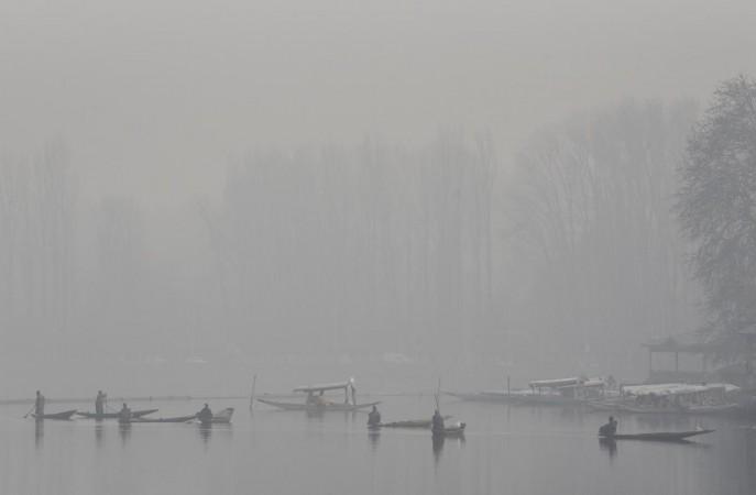Minimum temperature rises above zero in J&K's Srinagar; cold wave grips Gulmarg, Pahalgam