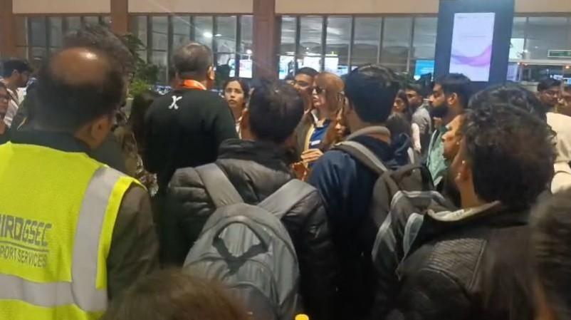 Dense fog disrupts flights across India, passengers face delays and diversions Dense fog disrupts flights across India, passengers face delays and diversions