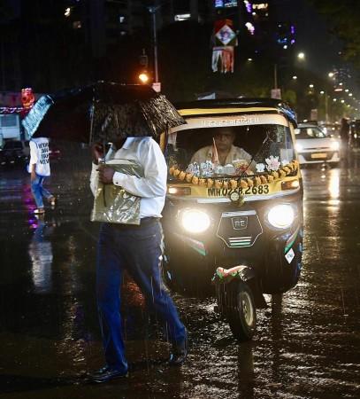New Year begins on a wet note for Mumbaikars, unexpected rain drenches parts of city New Year begins on a wet note for Mumbaikars, unexpected rain drenches parts of city