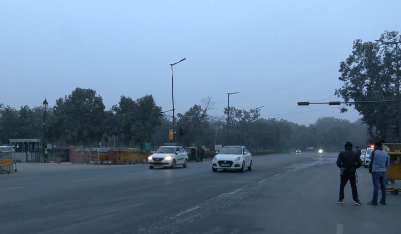 Delhi air quality improves to 'poor' category, national capital reels under icy cold conditions