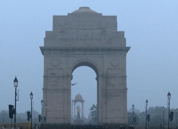 Delhi air quality improves to 'poor' category, national capital reels under icy cold conditions Delhi air quality improves to 'poor' category, national capital reels under icy cold conditions