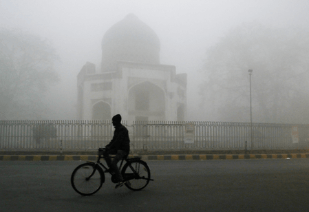 Sudden rain spell freezes Delhi, Air quality remains 'Very poor'