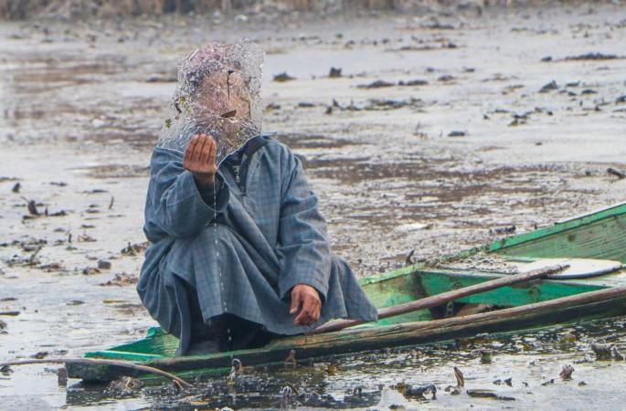 Kashmir shivers as Dal Lake freezes amid below-zero temperatures Kashmir shivers as Dal Lake freezes amid below-zero temperatures