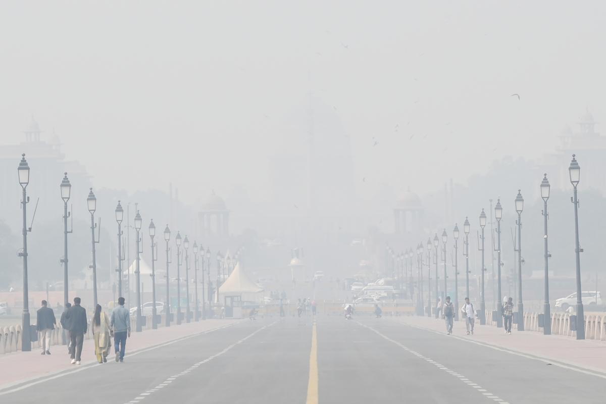 Delhi continues to battle 'very poor' air quality as AQI stands at 377