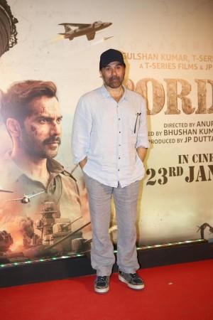 Border 2 screening: Varun Dhawan touches Sunny Deol's feet; actor struggles to bend while stopping Varun, fans say Sunny Deol has grown old