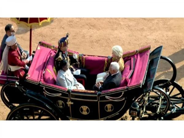 President Droupadi Murmu presided over the 77th Republic Day celebrations at Kartavya Path, New Delhi, by unfurling the national flag, followed by the National Anthem and a 21-gun salute using indigenous 105-mm Light Field Guns. Prime Minister Narendra Mo