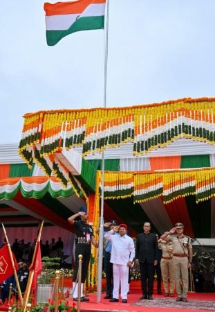 K'taka Governor calls for strengthening democracy, federalism in R-Day address