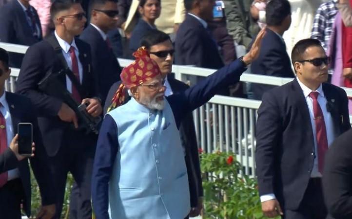PM Modi breaks protocol, walks along Kartavya Path greeting crowds on Republic Day
