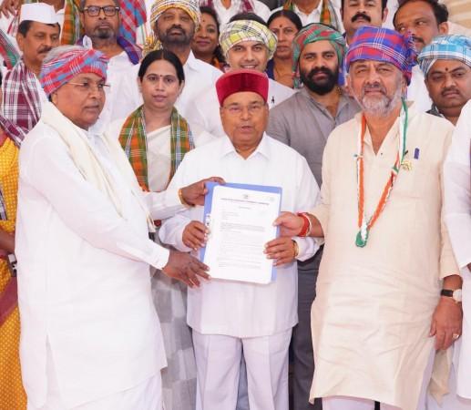 Struggle will continue until MGNREGA is restored: CM Siddaramaiah as K'taka Cong submits memorandum to Guv Struggle will continue until MGNREGA is restored: CM Siddaramaiah as K'taka Cong submits memorandum to Guv