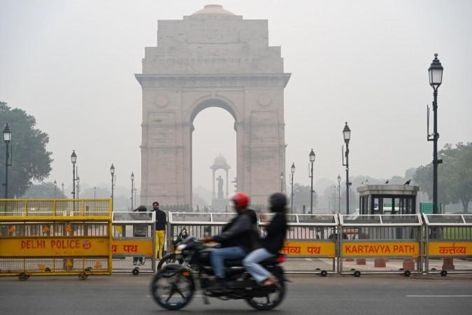 Delhi's air quality improves to 'moderate' as AQI drops to 183