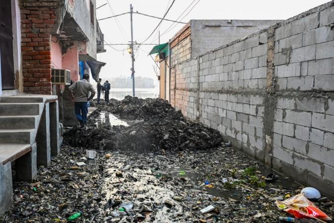 Locals, led by BJP MLA Dheeraj Muniraju, blocked the trucks near Dodda Mankala, citing an existing burden from garbage processing units in Mittaganahalli and Bellahalli. Residents alleged improper scientific waste disposal, health hazards, foul odour, and lack of funds for local management. Authorities are attempting negotiations as the standoff continues. Locals, led by BJP MLA Dheeraj Muniraju, blocked the trucks near Dodda Mankala, citing an existing burden from garbage processing units in Mittaganahalli and Bellahalli. Residents alleged improper scientific waste disposal, health hazards, foul odour, and