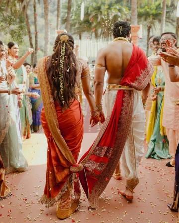 Rashmika Mandanna makes heart sign in palki; Vijay Deverakonda arrives on horse as inside Virosh's 'Periodic Era' decor wows Rashmika Mandanna makes heart sign in palki; Vijay Deverakonda arrives on horse as inside Virosh's 'Periodic Era' decor wows