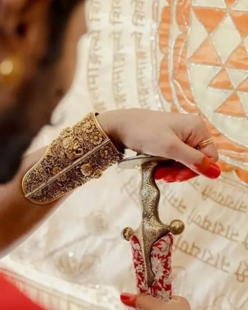 Rashmika Mandanna makes heart sign in palki; Vijay Deverakonda arrives on horse as inside Virosh's 'Periodic Era' decor wows Rashmika Mandanna makes heart sign in palki; Vijay Deverakonda arrives on horse as inside Virosh's 'Periodic Era' decor wows