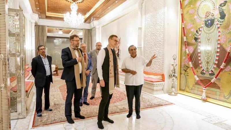 Chairman and Managing Director of Reliance Industries Limited, Mukesh Ambani, and his son Anant Ambani hosted the President of Finland, Dr. Alexander Stubb, at their home in Mumbai Chairman and Managing Director of Reliance Industries Limited, Mukesh Ambani, and his son Anant Ambani hosted the President of Finland, Dr. Alexander Stubb, at their home in Mumbai