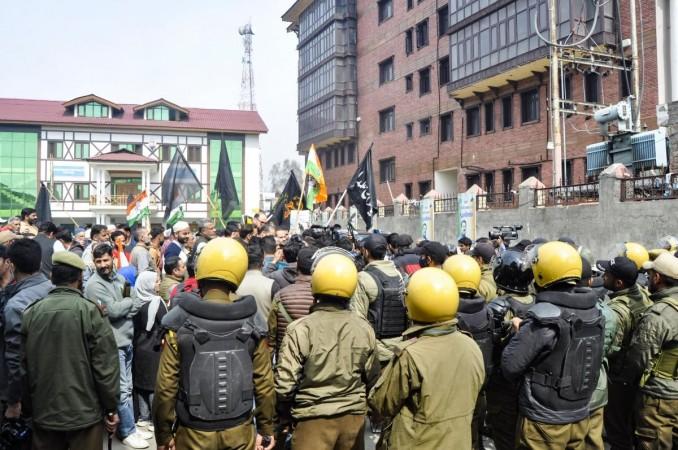 Police stop Cong protest march in Srinagar over US-India trade deal, Iran issue
