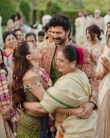 'Wish it had 100 more hours in it…' Vijay kisses wifey; Rashmika's mehendi skips Vijay's name at Pradhanam and Mehendi ceremony 'Wish it had 100 more hours in it…' Vijay kisses wifey; Rashmika's mehendi skips Vijay's name at Pradhanam and Mehendi ceremony