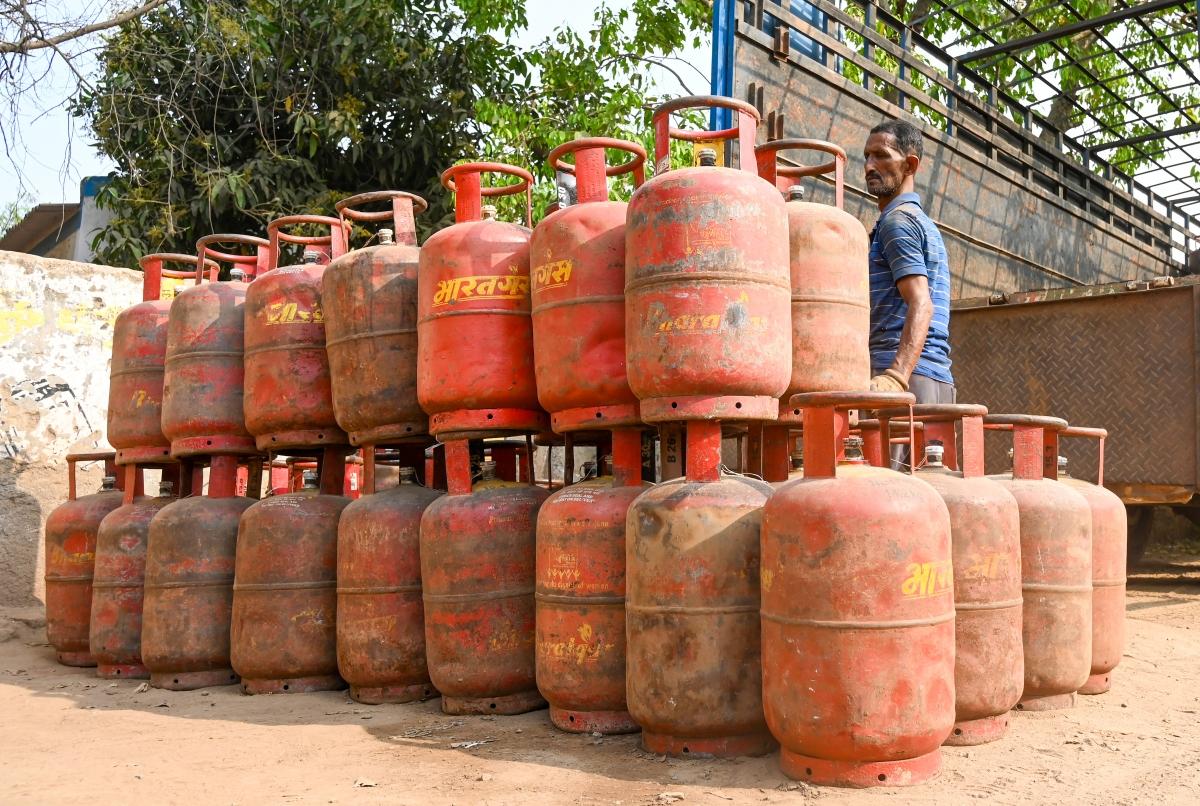 Experts call for easing pressure on LPG demand as Induction cooker makers' shares rise