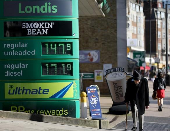 Global oil prices fall up to 3 pc as US signals easing of Iran crude sanctions Global oil prices fall up to 3 pc as US signals easing of Iran crude sanctions
