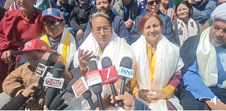 Sonam Wangchuk interacting with media persons at Leh Sonam Wangchuk