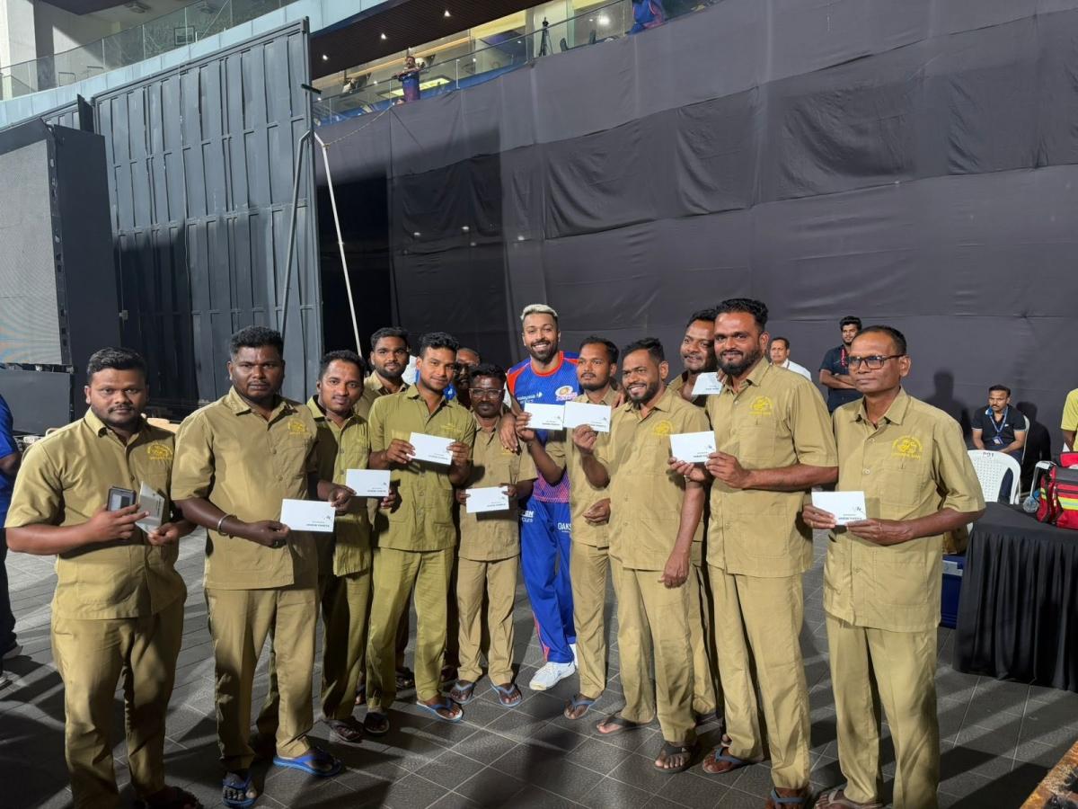 Hardik Pandya fulfills promise, gifts INR 10,000 to Wankhede Stadium staff