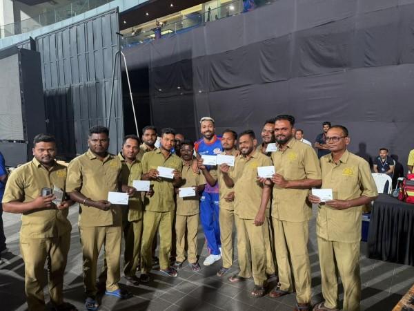 Hardik Pandya fulfills promise, gifts INR 10,000 to Wankhede Stadium staff Hardik Pandya fulfills promise, gifts INR 10,000 to Wankhede Stadium staff
